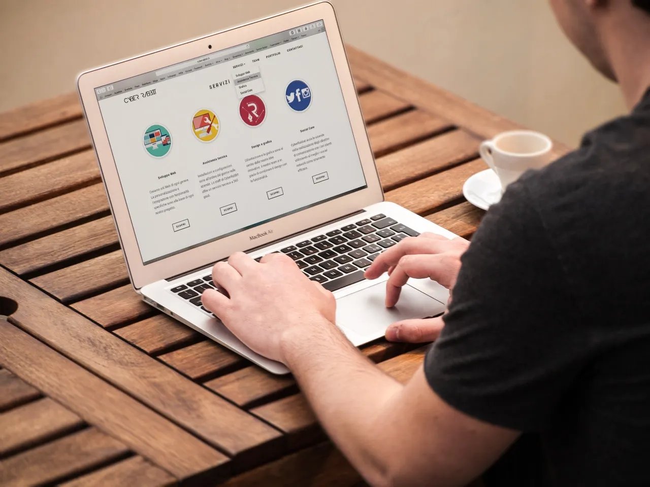 Man viewing an Italian-language company website on a laptop